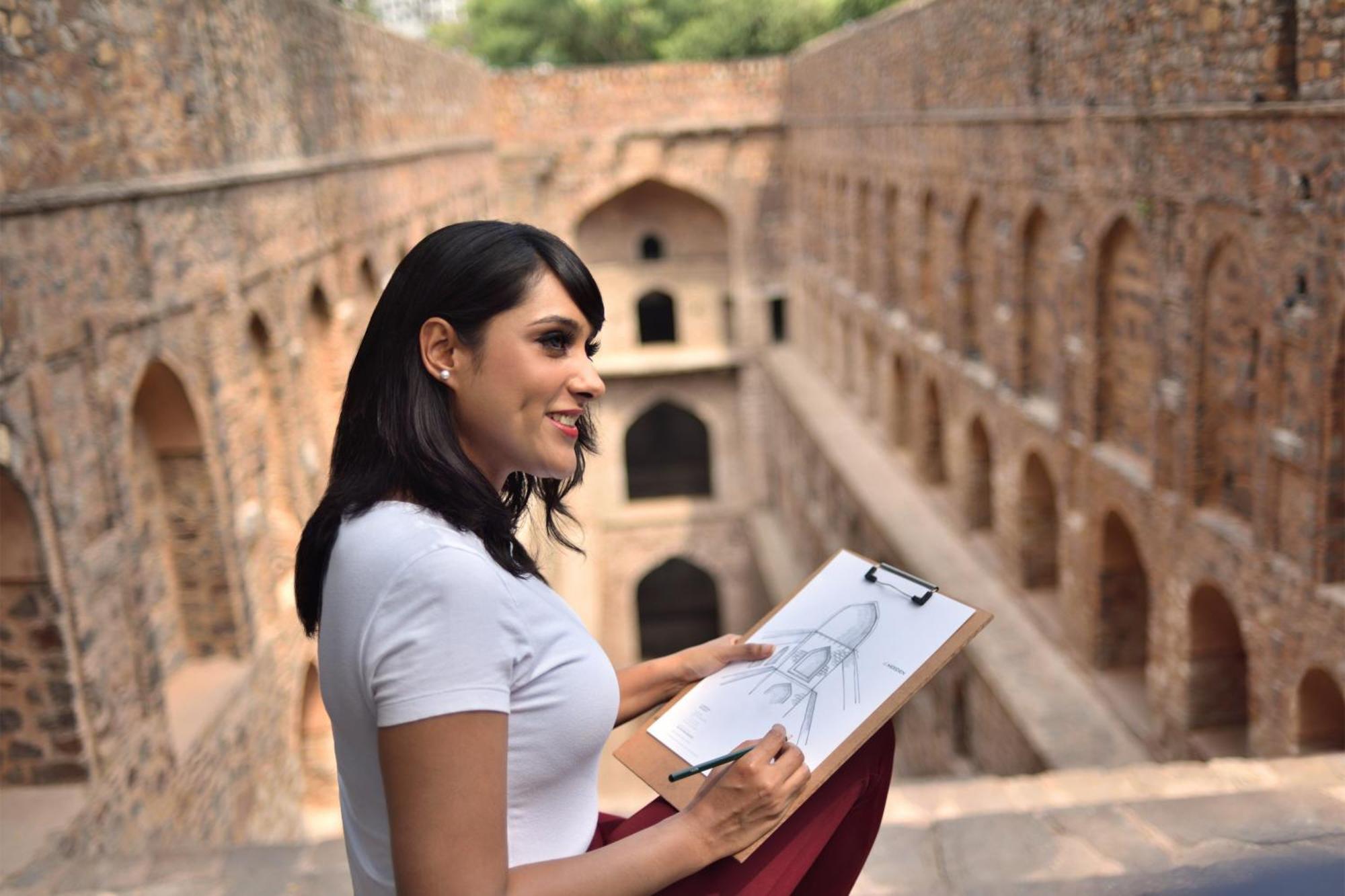 Готель Le Meridien Нью-Делі Екстер'єр фото A student sketching the Colosseum